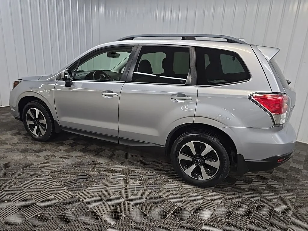 Used 2017 Ice Silver Metallic Subaru 2.5i Premium image 4