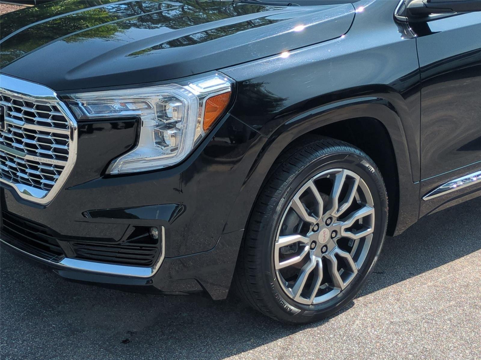 Used 2022 Ebony Twilight Metallic GMC Denali image 9