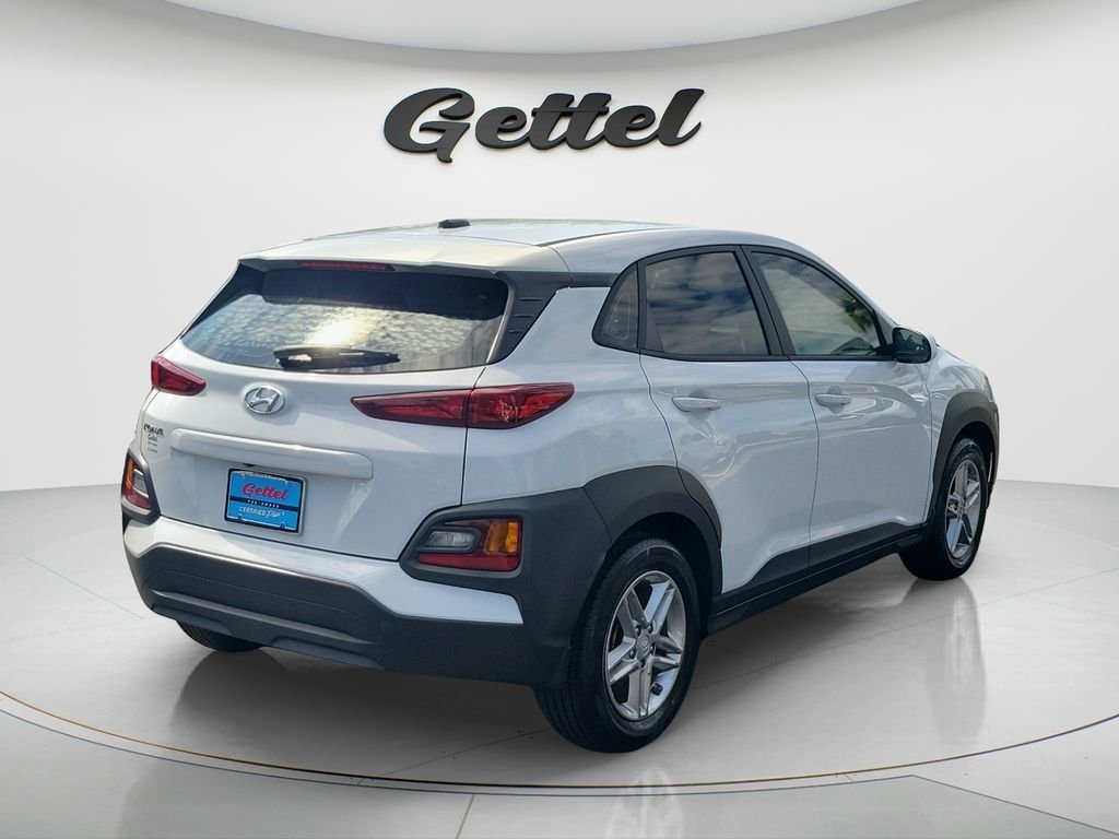 Used 2021 White Hyundai SE image 5
