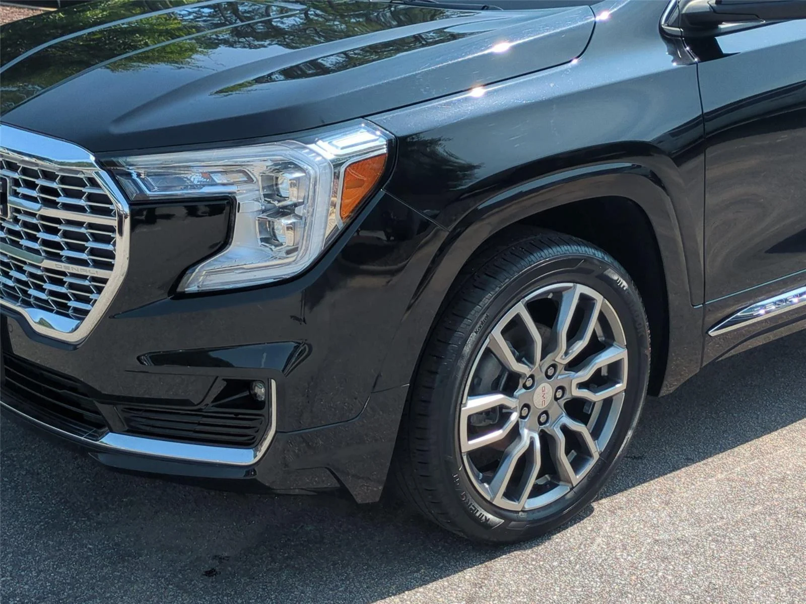 Used 2022 Ebony Twilight Metallic GMC Denali image 9