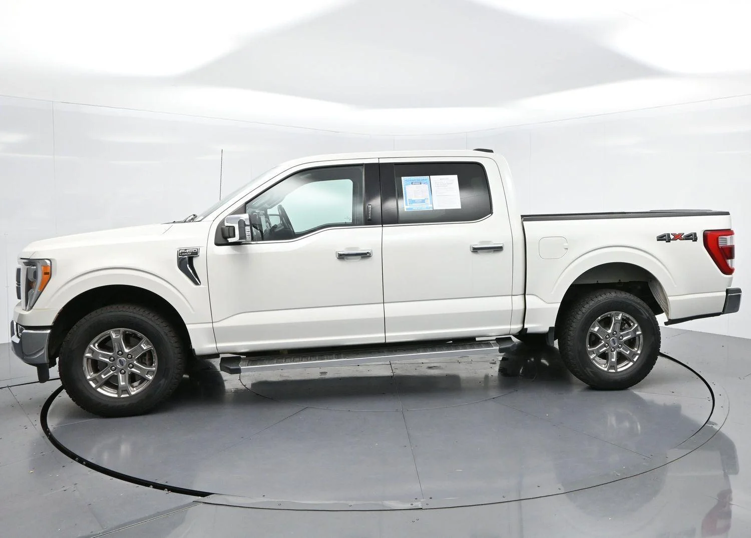 Used 2023  Ford LARIAT image 4