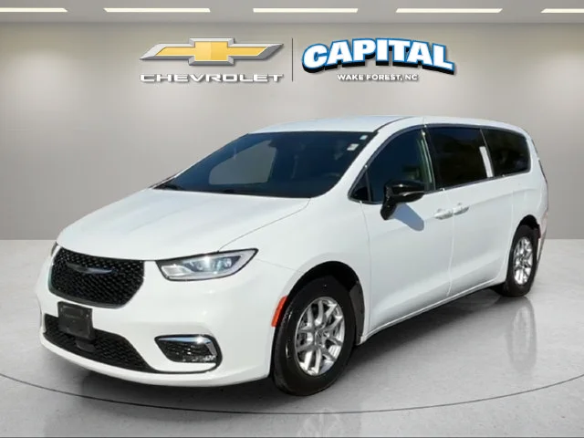 Used 2025 White Chrysler Select image 1