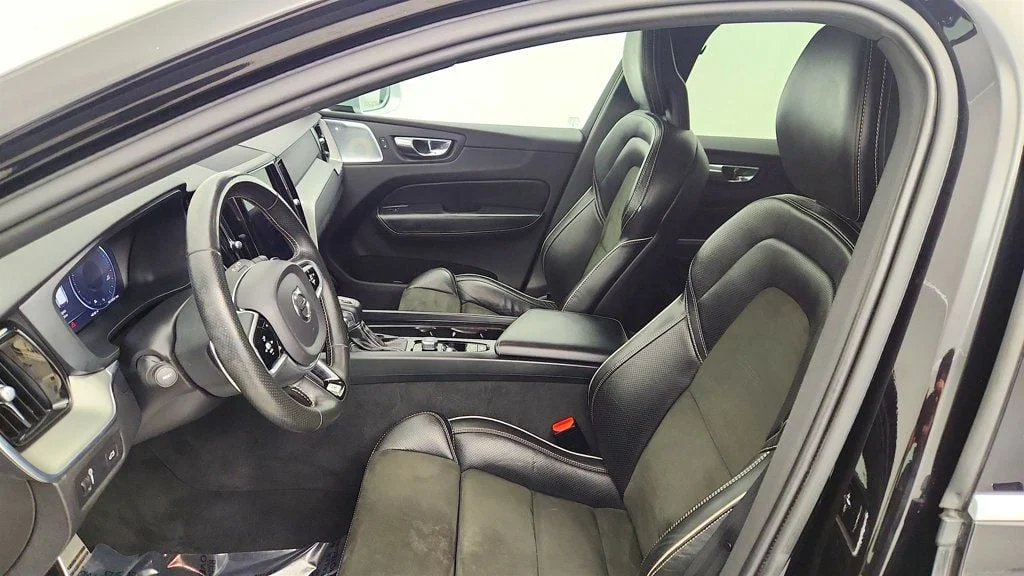 Used 2018 Onyx Black Metallic Volvo T6 AWD R-Design w/ Convenience/Advanced Pkgs + 4 Corner Air Susp image 20