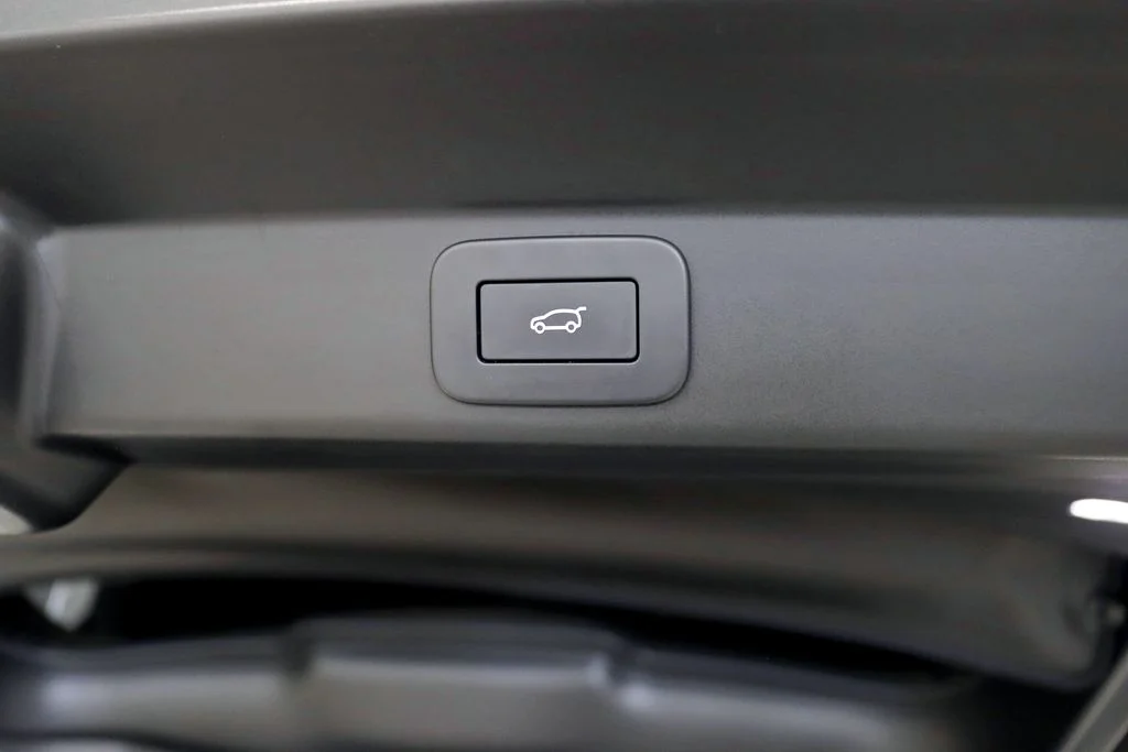 Used 2024  Land Rover Dynamic SE image 39