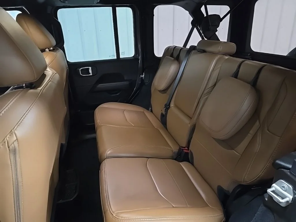 Used 2023 Crystal Metallic Jeep Sahara 4xe image 31