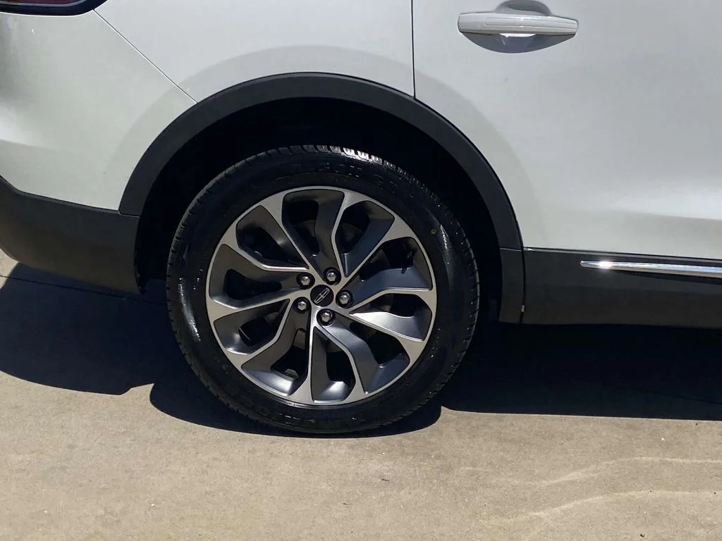 Used 2022 White Lincoln Reserve image 11