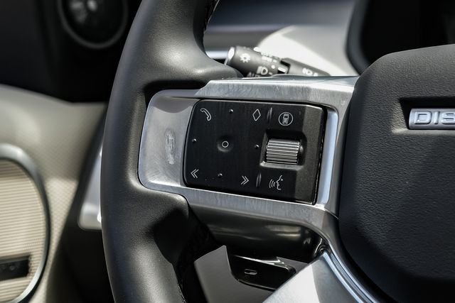 Used 2025 White Land Rover Dynamic SE image 21
