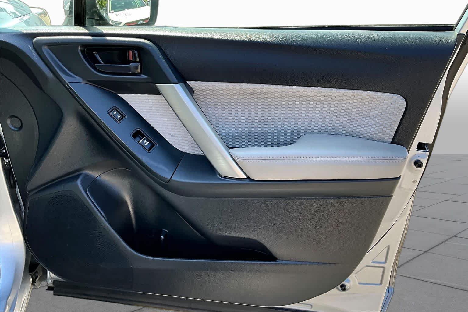 Used 2017 Ice Silver Metallic Subaru Premium image 20