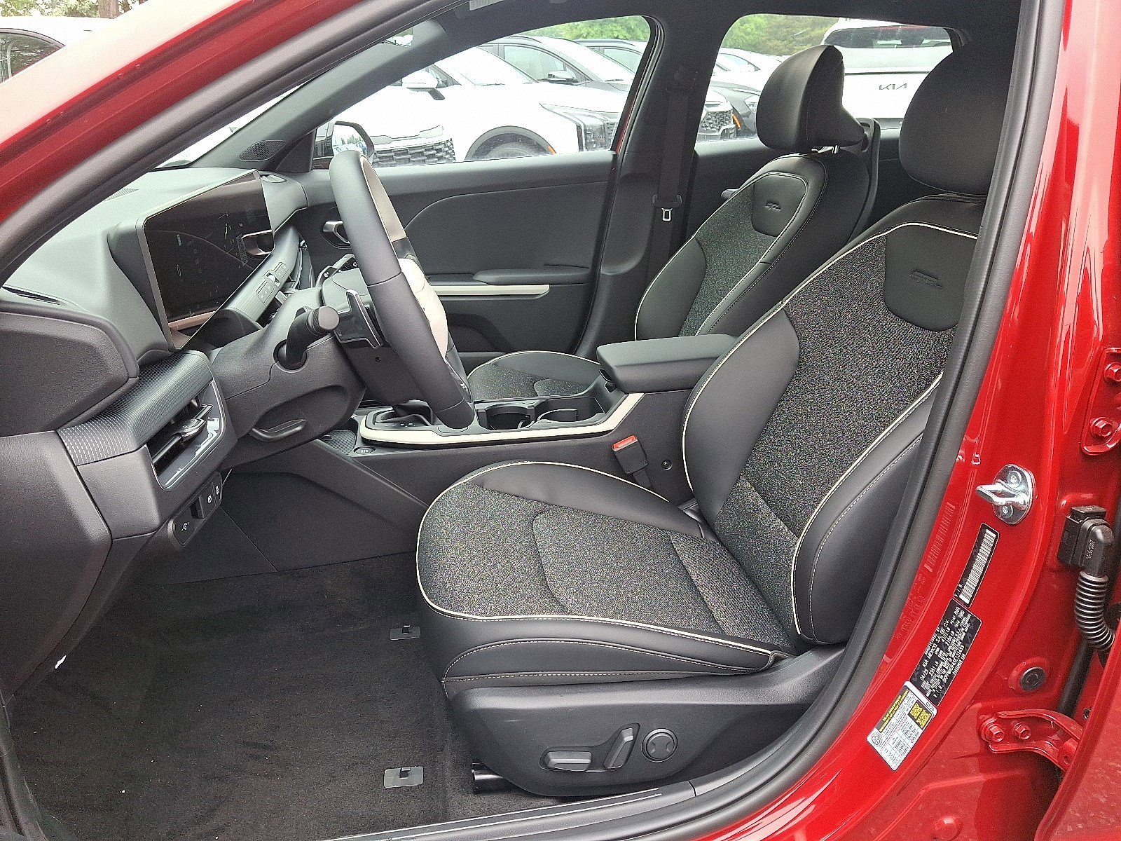 2025 Kia K4 GT-Line - Photo 12