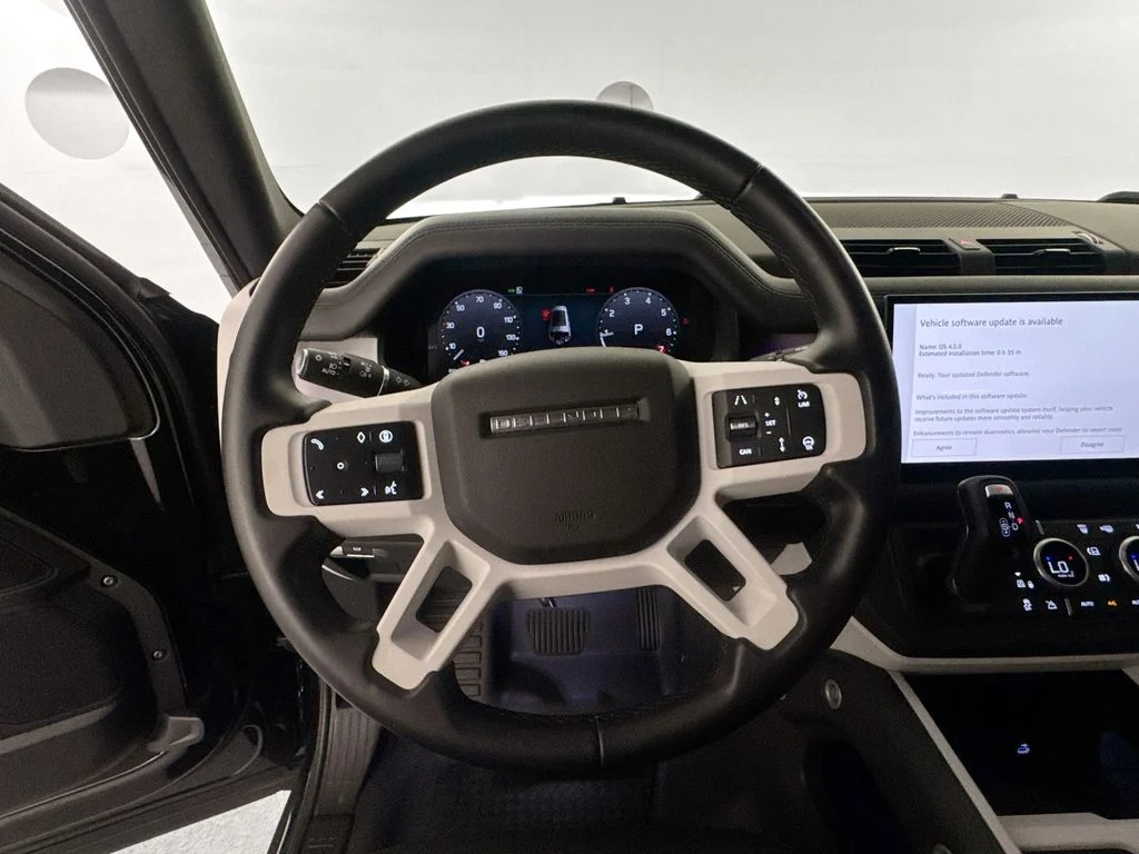 Used 2025 Black Land Rover X-Dynamic SE image 11