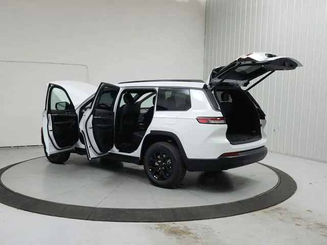 New 2026 Bright White Clear-Coat Exterior Paint Jeep Altitude image 13