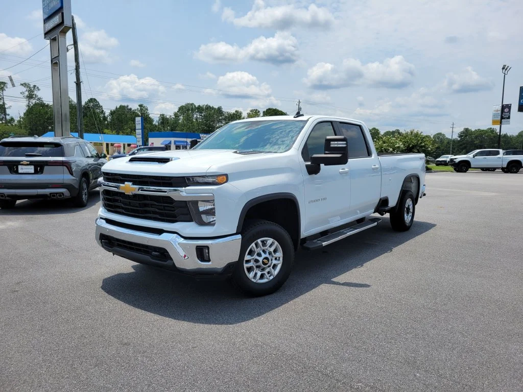Used 2025 Summit White Chevrolet LT image 2