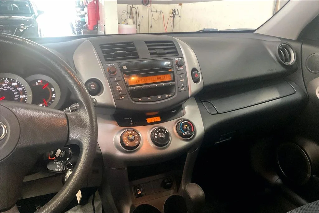 Used 2008 Silver Toyota Sport image 5