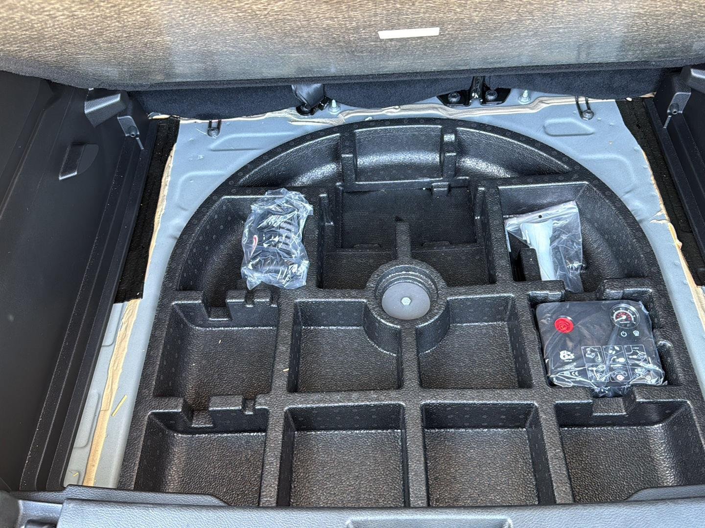 Used 2022 Black Clearcoat Jeep Latitude image 30