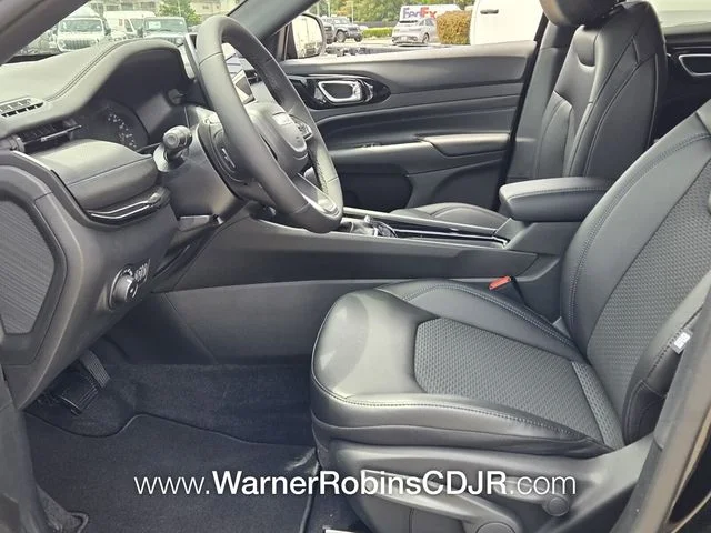 New 2026 Diamond Black Crystal Pearlcoat Jeep Latitude image 5