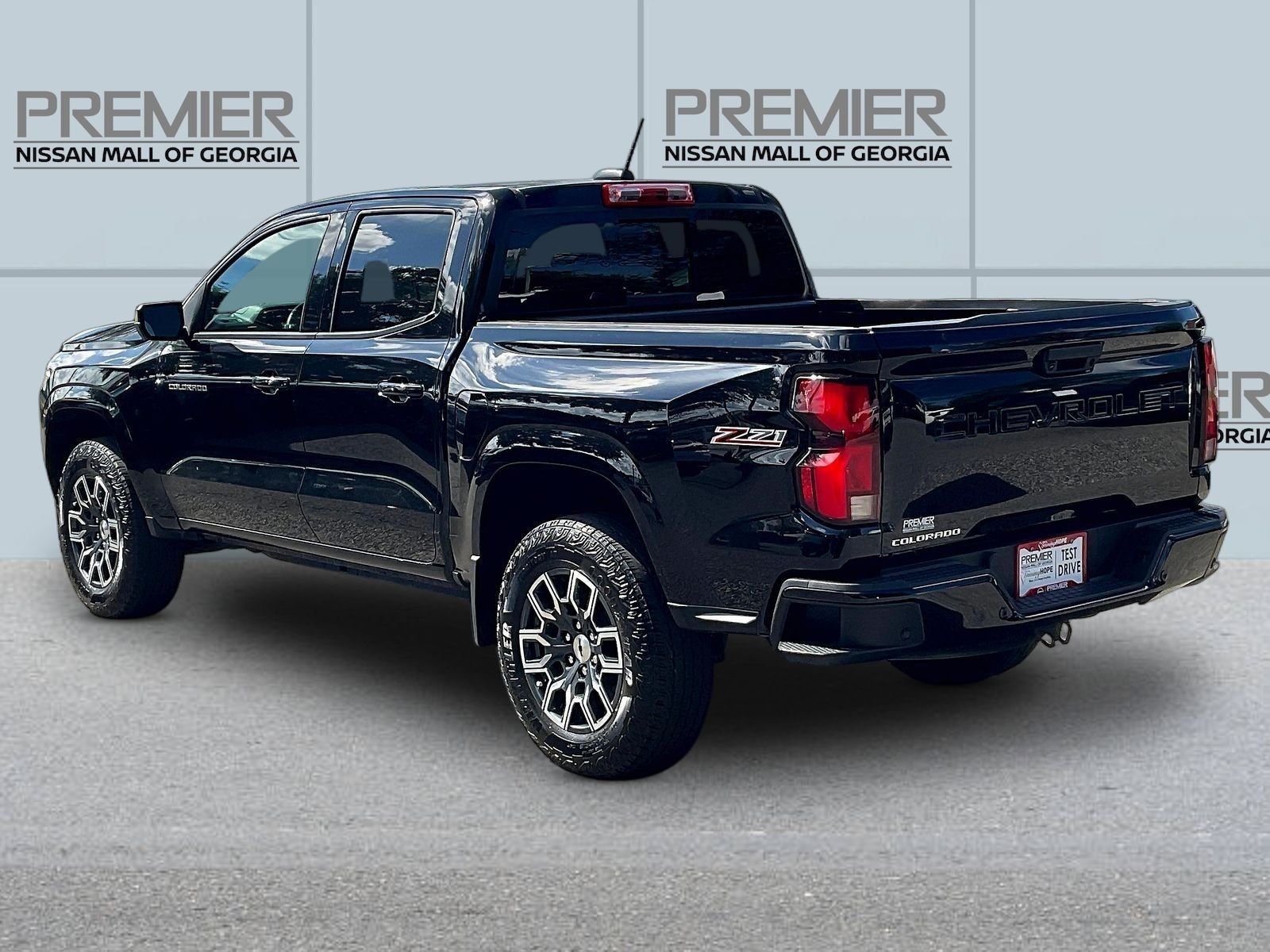 Used 2023 Black Chevrolet Z71 image 5