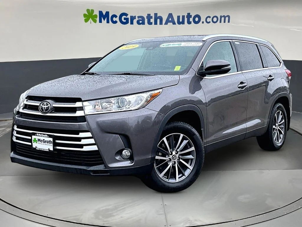 Used 2019 Gray Toyota XLE image 3