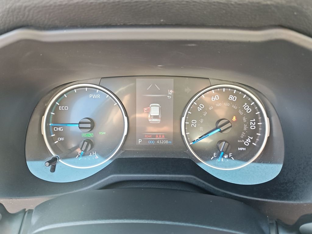 Used 2021 Silver Toyota XLE image 18