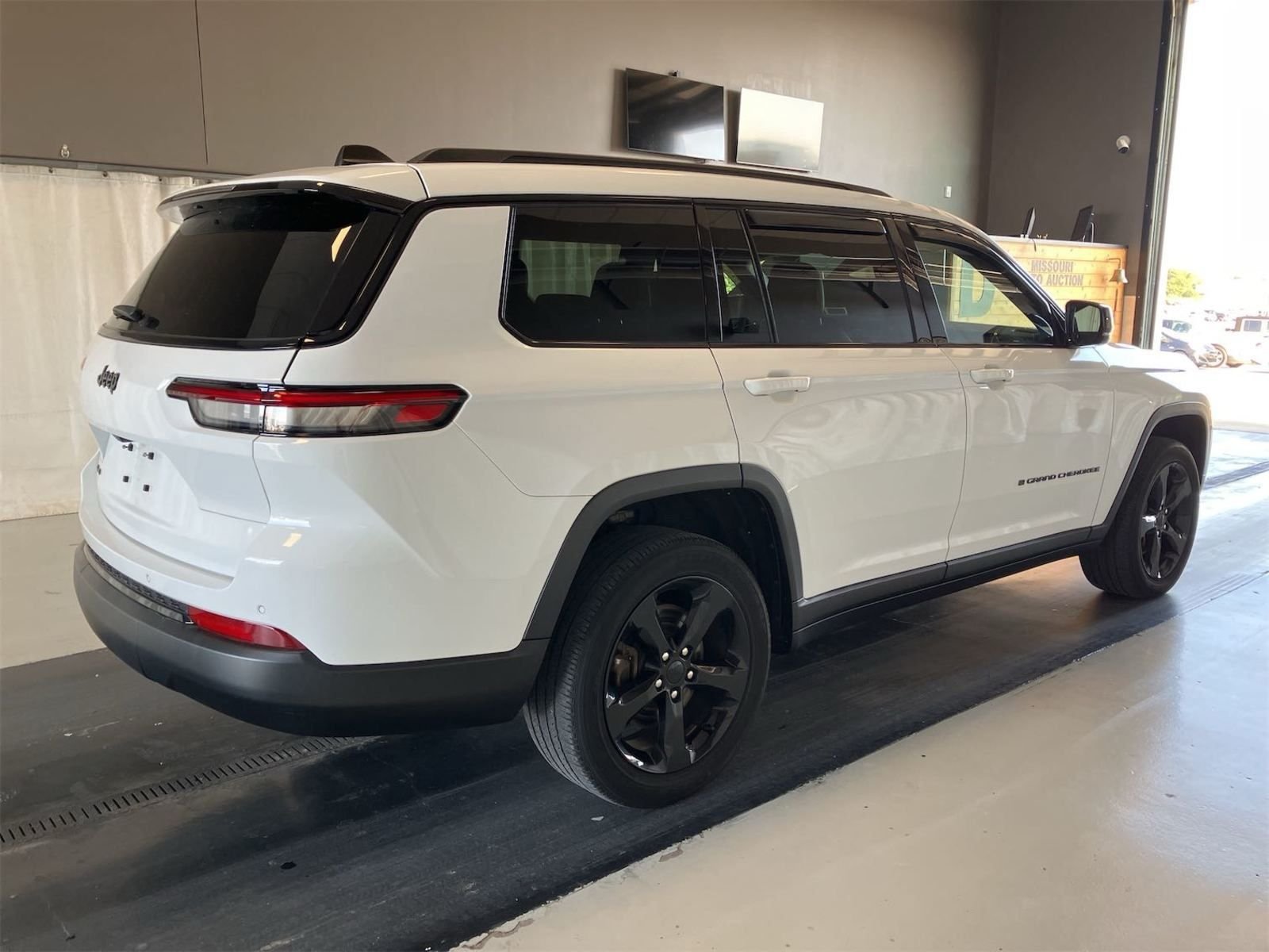 Used 2023 White Jeep Altitude image 3