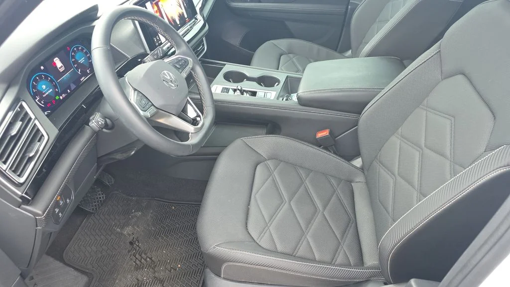 Used 2024 White Volkswagen 2.0T SE image 15