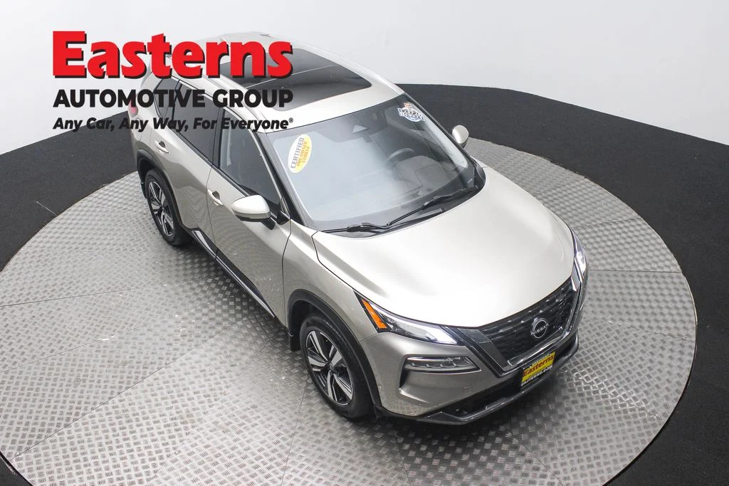 Used 2022 Silver Nissan SL image 3
