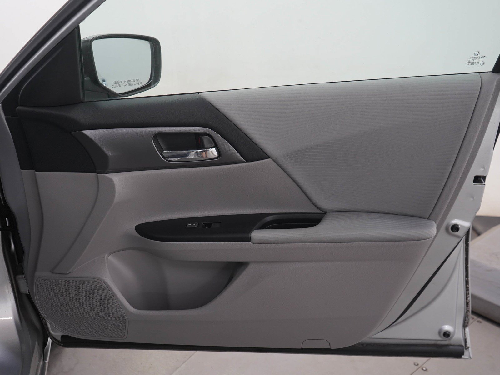 Used 2015 Alabaster Silver Metallic Honda LX image 9