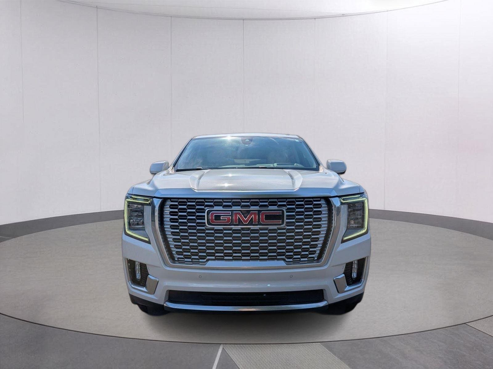 Used 2022 White Frost Tricoat GMC Denali image 8