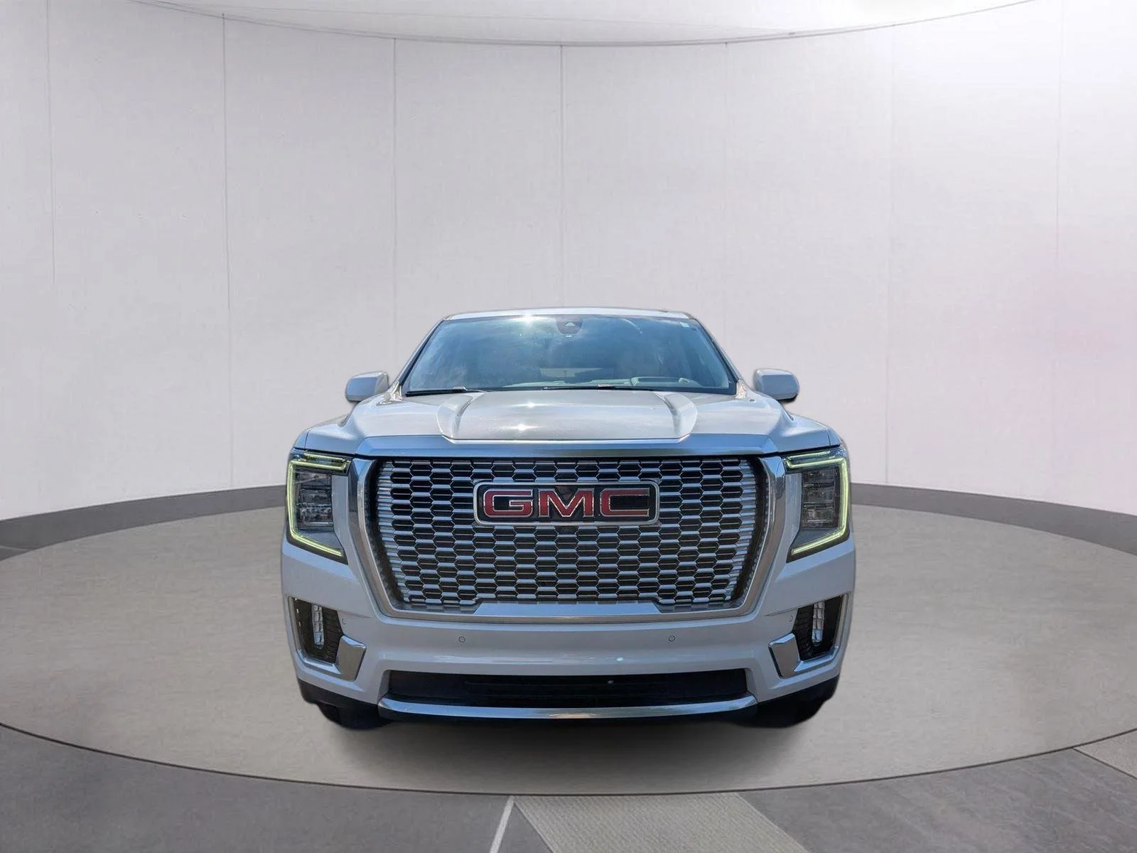 Used 2022 White Frost Tricoat GMC Denali image 8