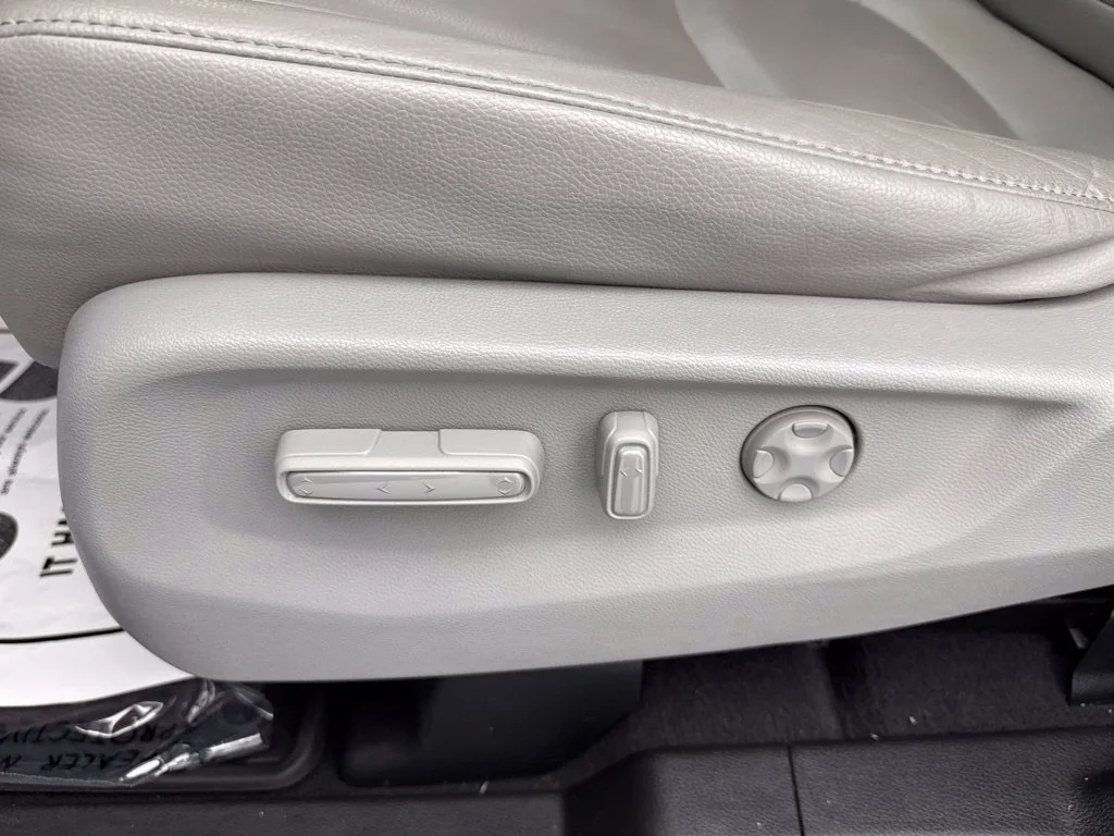 Used 2020 Silver Honda EX-L image 19