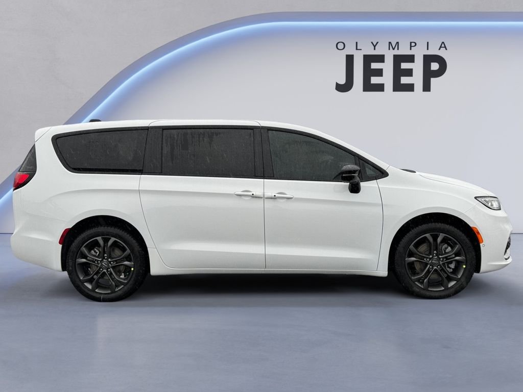 New 2026 Bright White Clear-Coat Exterior Paint Chrysler Select image 8