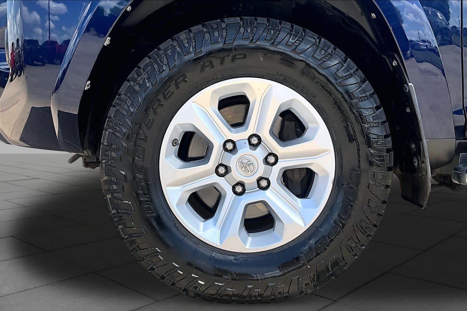Used 2019 Nautical Blue Metallic Toyota SR5 image 10