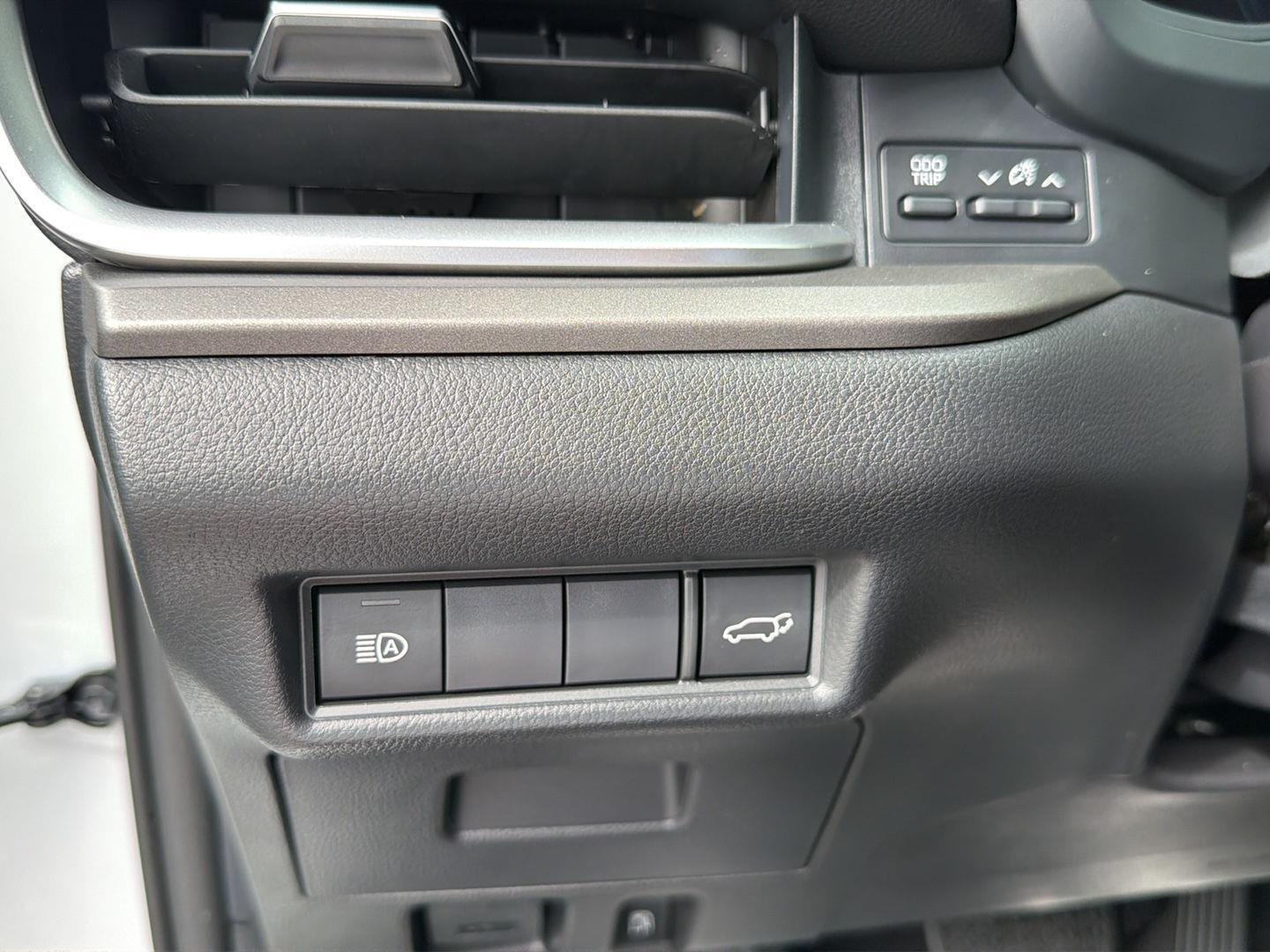 Used 2025 Wind Chill Pearl Toyota XLE image 19