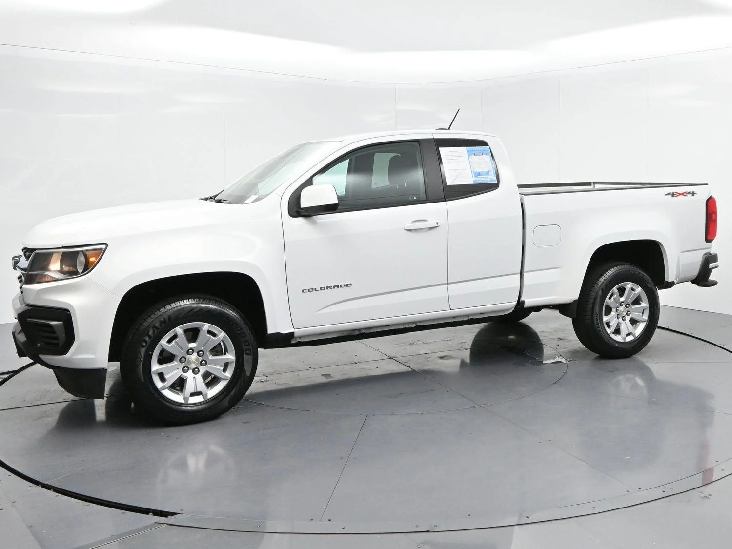 Used 2022 Summit White Chevrolet 4WD LT image 3