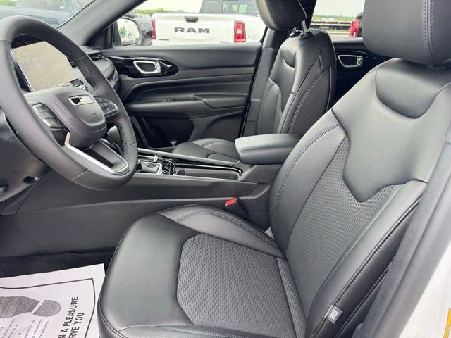 New 2026 Bright White Clear-Coat Exterior Paint Jeep Latitude image 8