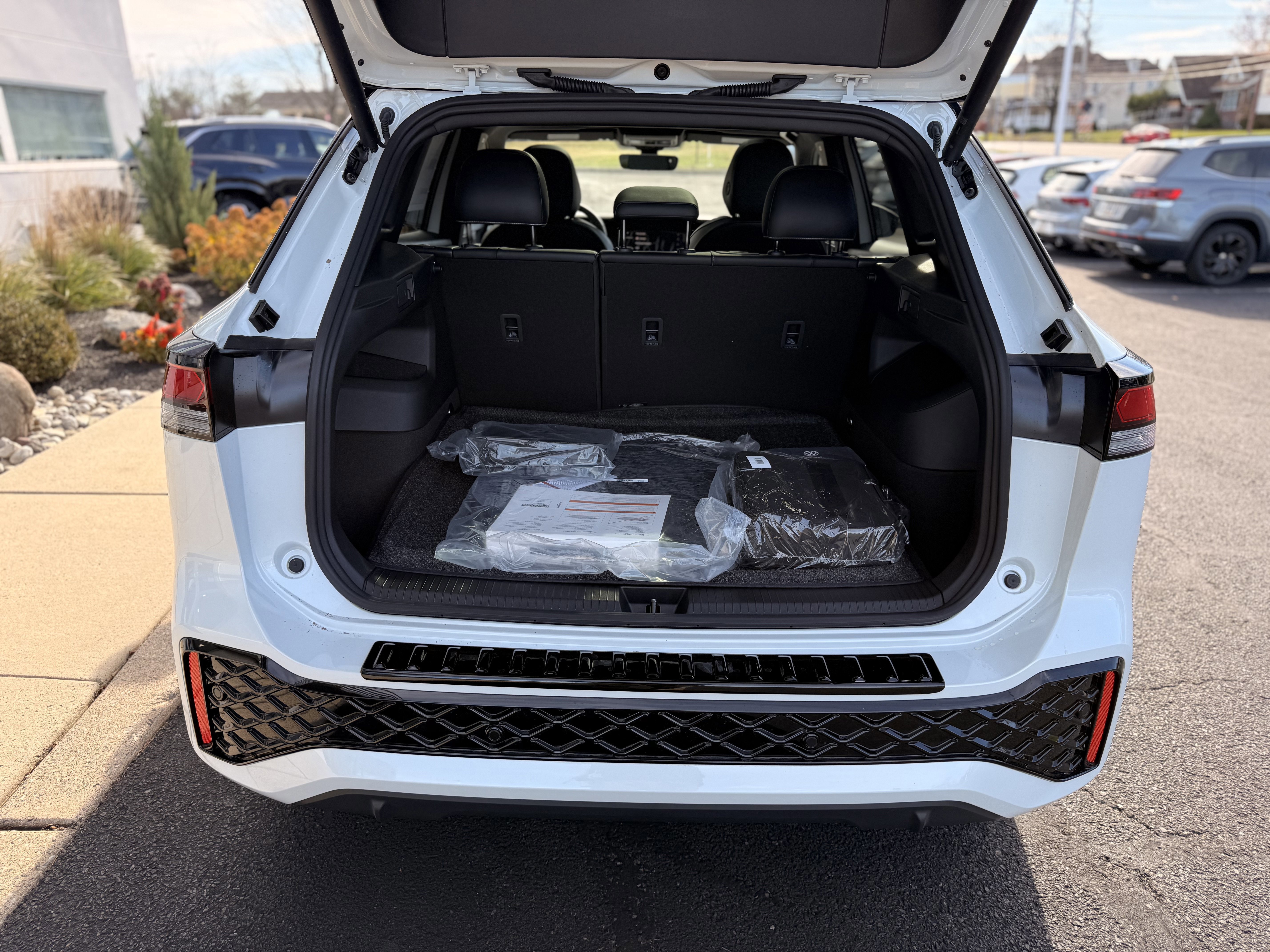 New 2026 Opal White W/Deep Black Roof Volkswagen SE R-Line Black image 12