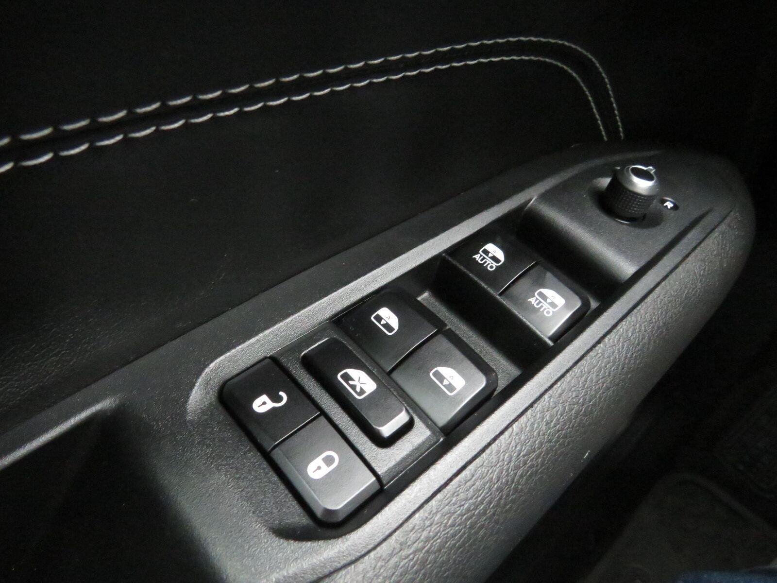 Used 2024 Diamond Black Crystal Pearlcoat Jeep Latitude image 28