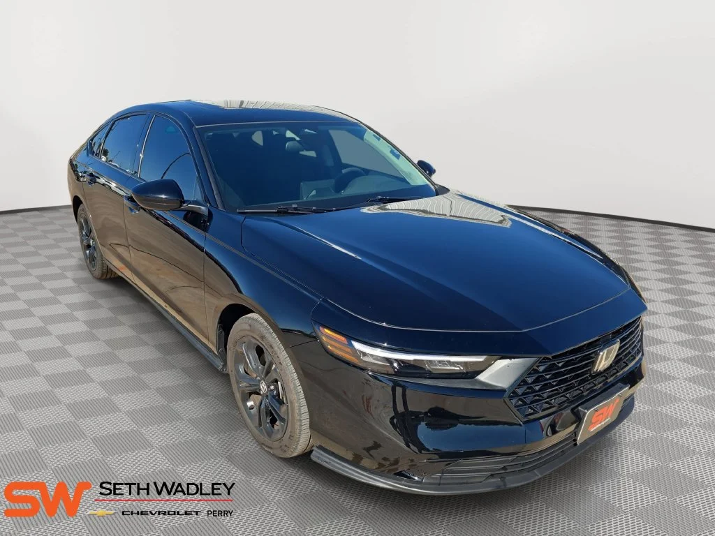 Used 2025 Black Honda SE image 1