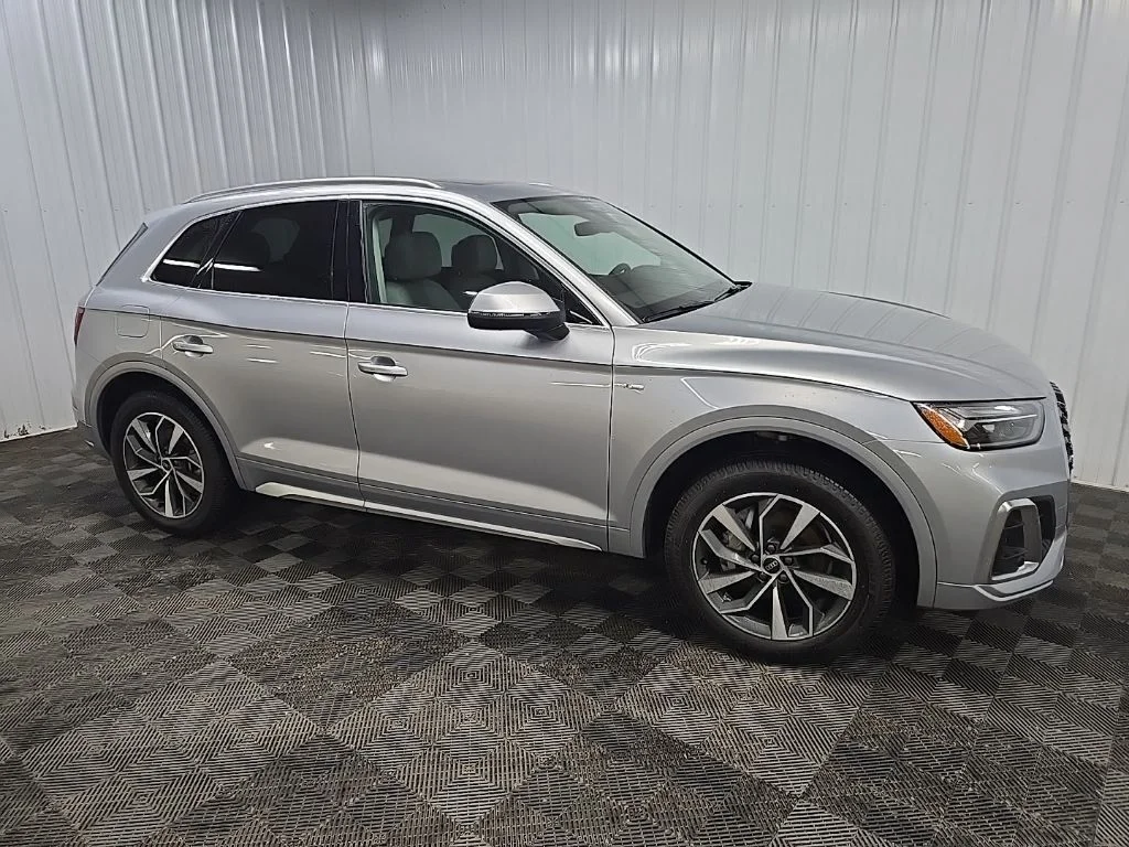 2022 Audi Q5 45 Premium Plus's photo
