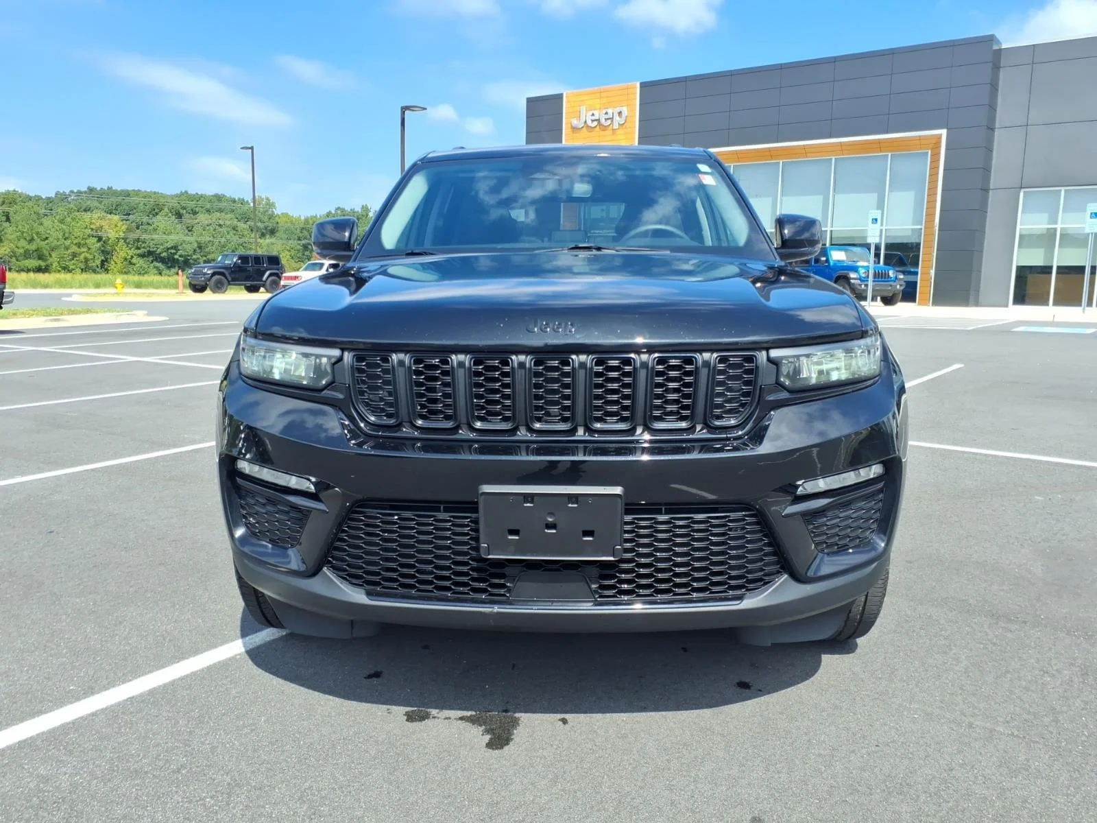 Used 2023 Diamond Black Crystal Pearlcoat Jeep Limited image 15