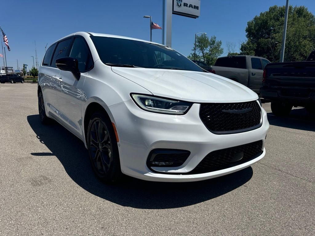 2026 Chrysler Pacifica Select's photo