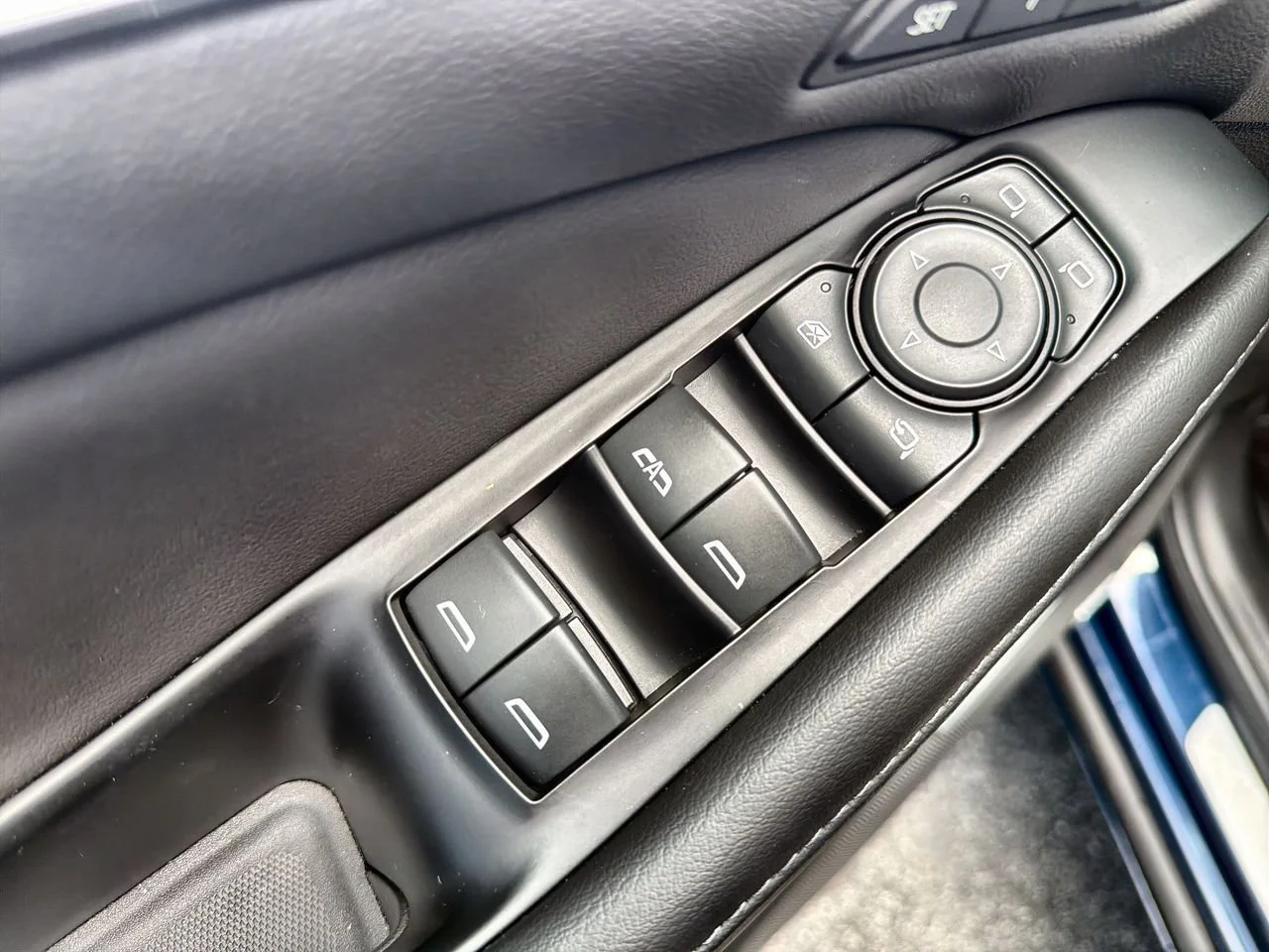 Used 2023 Emperor Blue Metallic Buick Avenir image 19