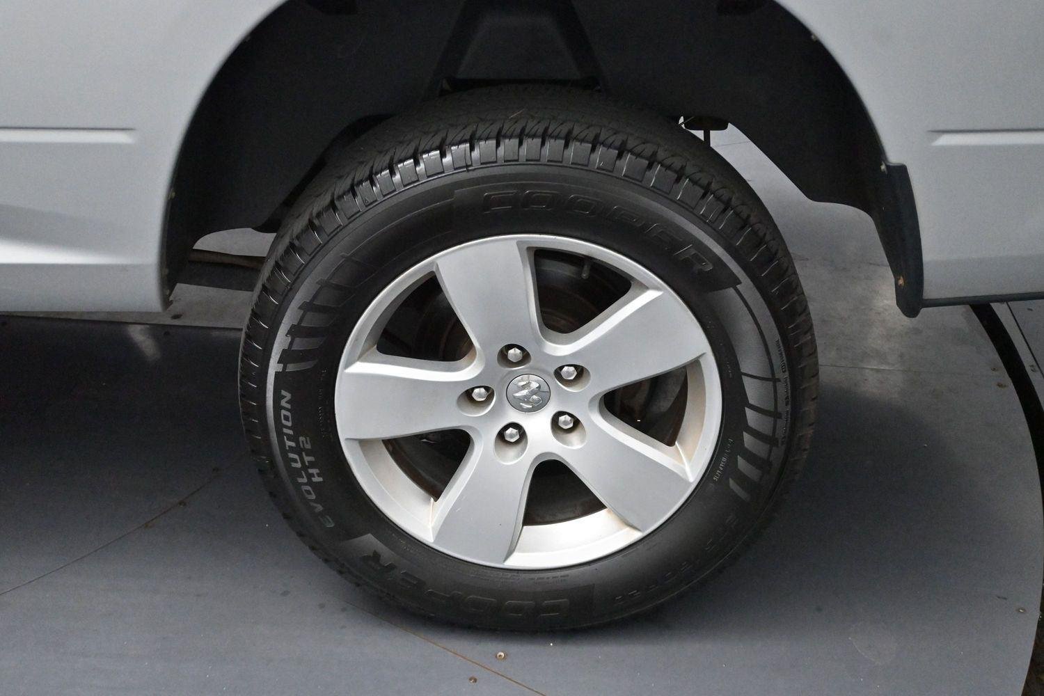 Used 2015 Bright Silver Metallic Clearcoat Ram SLT image 26