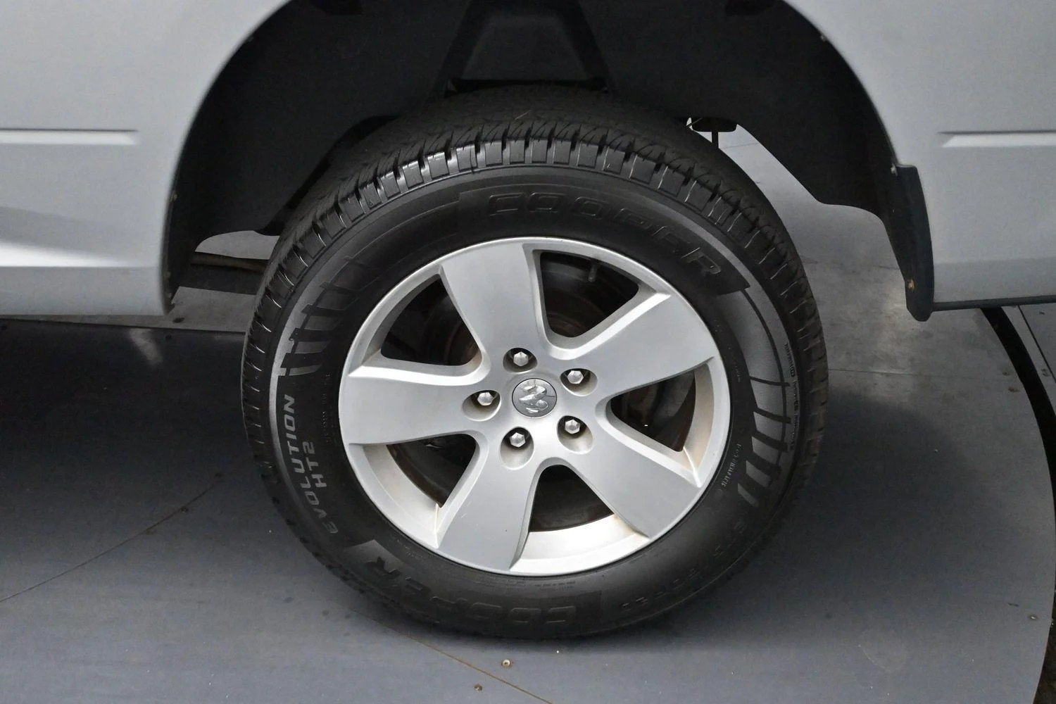 Used 2015 Bright Silver Metallic Clearcoat Ram SLT image 26