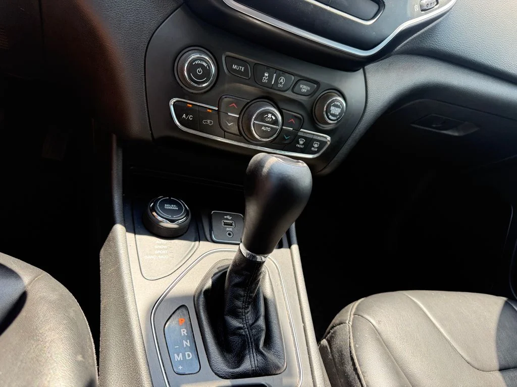 Used 2019 Silver Jeep Latitude Plus image 16