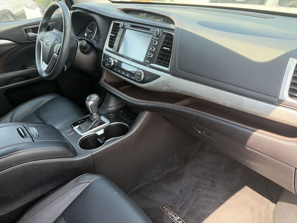 Used 2016 White Toyota XLE V6 image 34