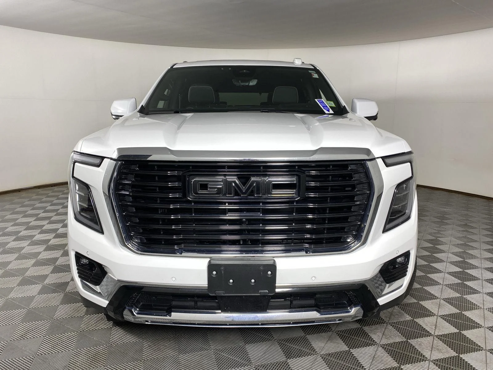 Used 2025 Summit White GMC Elevation image 5