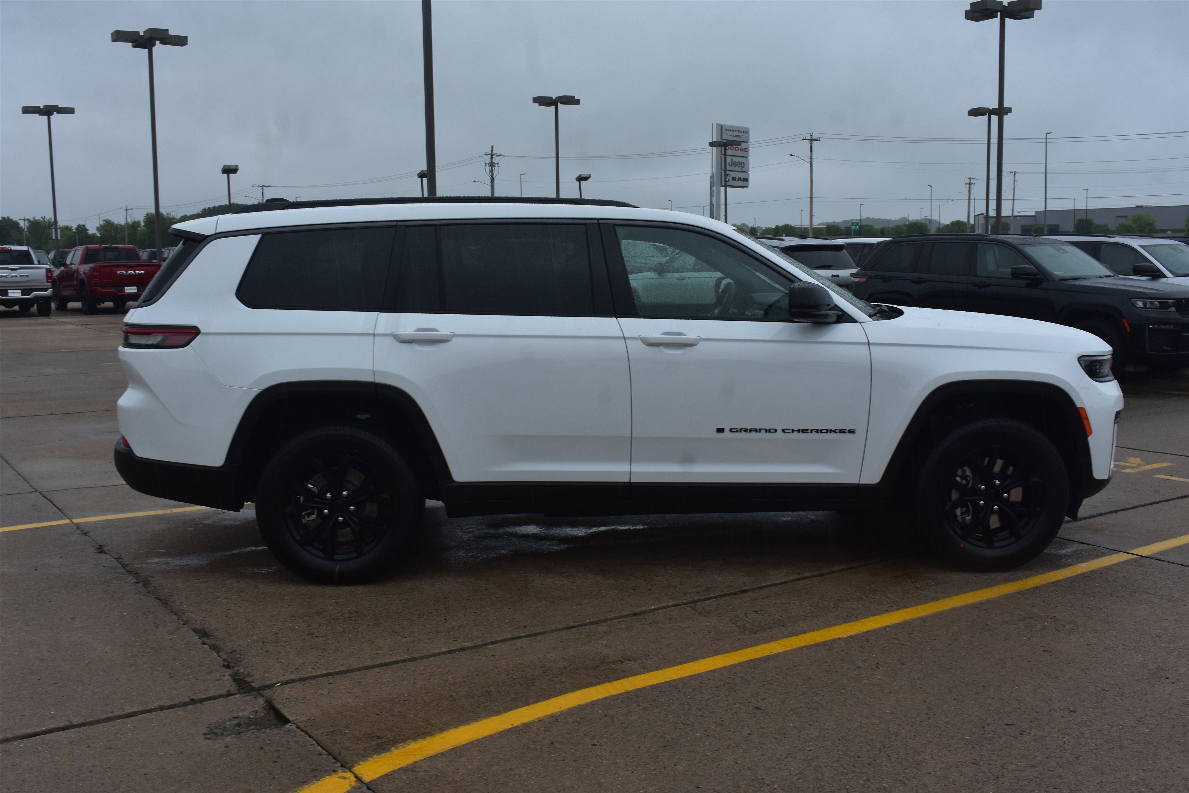 New 2026 Bright White Clear-Coat Exterior Paint Jeep Laredo Altitude image 4