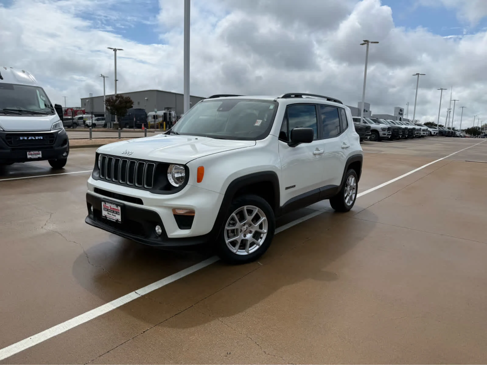 Used 2023 Alpine White Clearcoat Jeep Latitude image 3