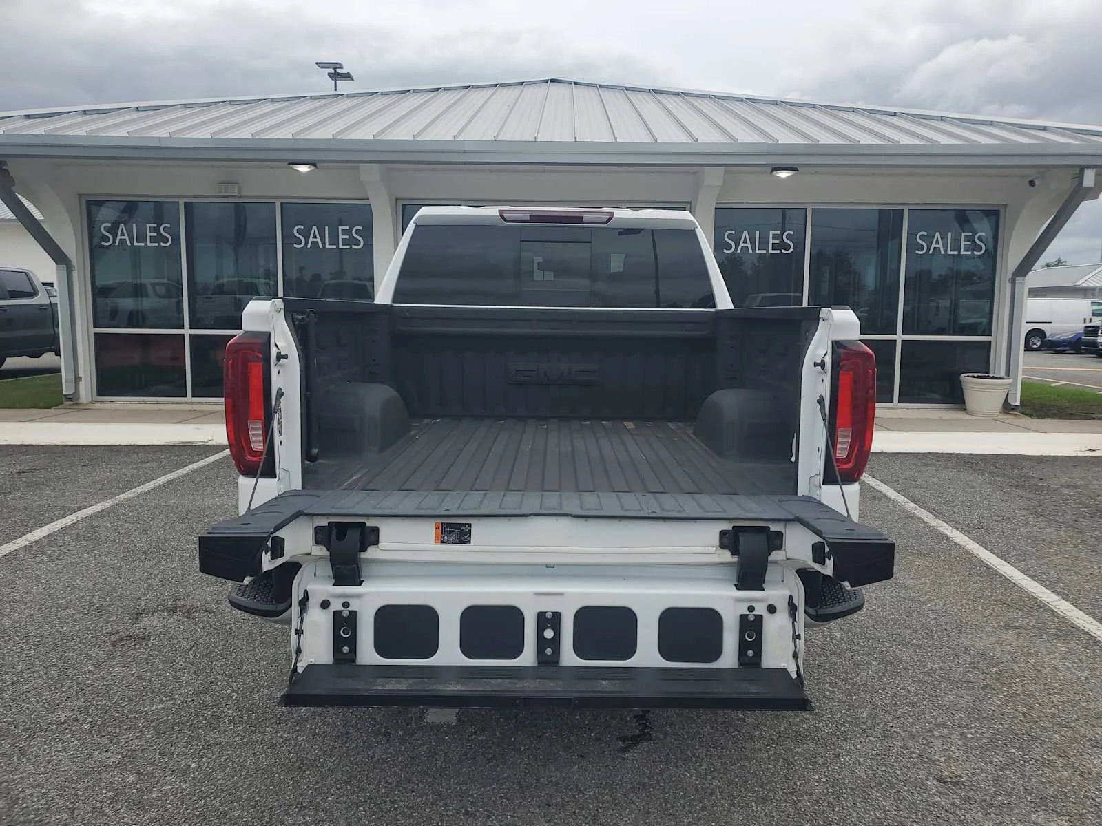 Used 2024 Summit White GMC SLT image 6