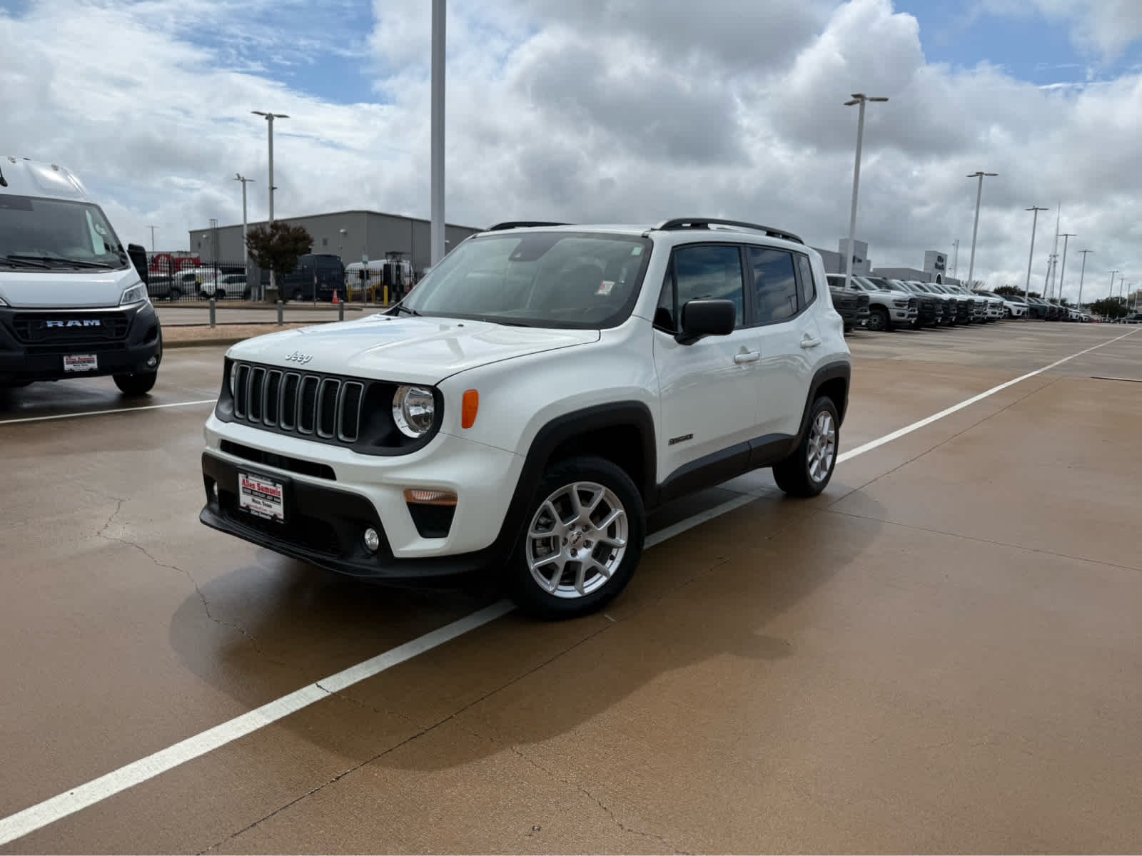 Certified Used 2023 Alpine White Clearcoat Jeep Latitude image 3
